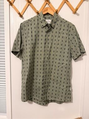 Men's Olive Short-Sleeve Button-Down Shirt with Subtle Print